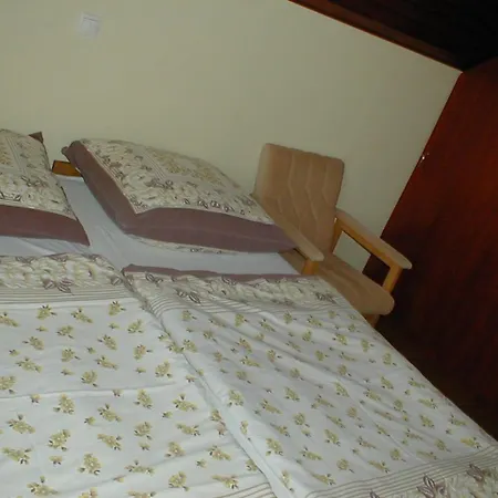 Three-bedroom Near Lake Apartamento