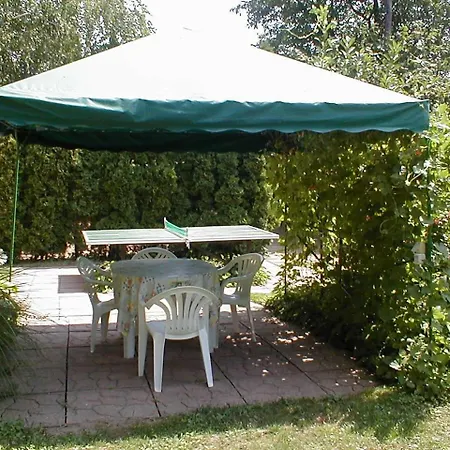 Three-bedroom Near Lake Apartamento *